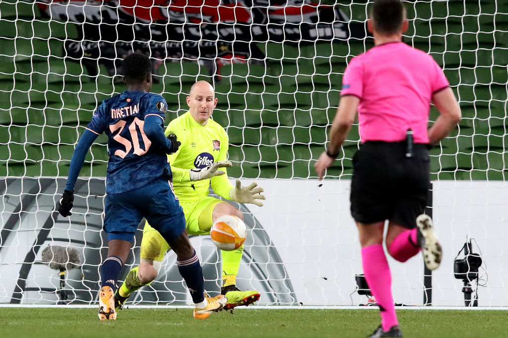 Arsenal mengurung pertahanan tuan rumah sejak awal laga, Hasilnya, Edward Nketiah membuka keunggulan tim tamu pada menit ke-12 memanfaatkan blunder Andrew Boyle.