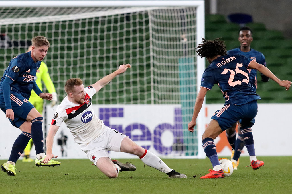 The Gunners menggandakan keunggulan enam menit lewat tembakan keras Mohamed Elneny dari luar kotak penalti.