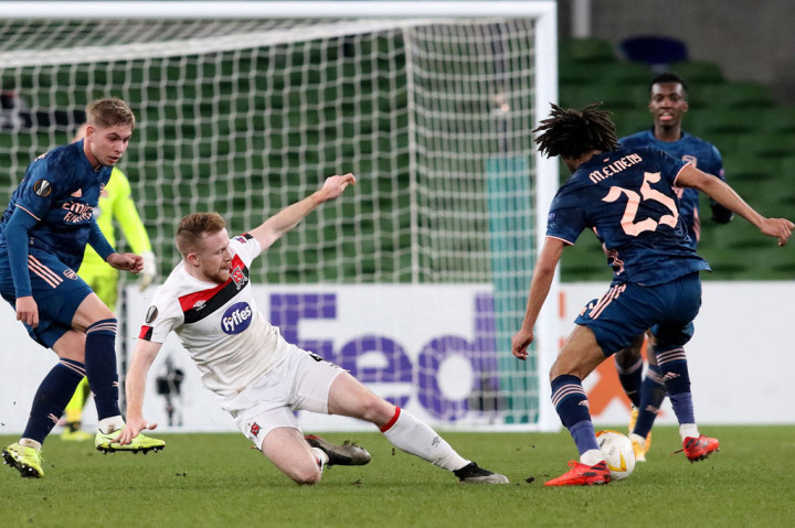 The Gunners menggandakan keunggulan enam menit lewat tembakan keras Mohamed Elneny dari luar kotak penalti.