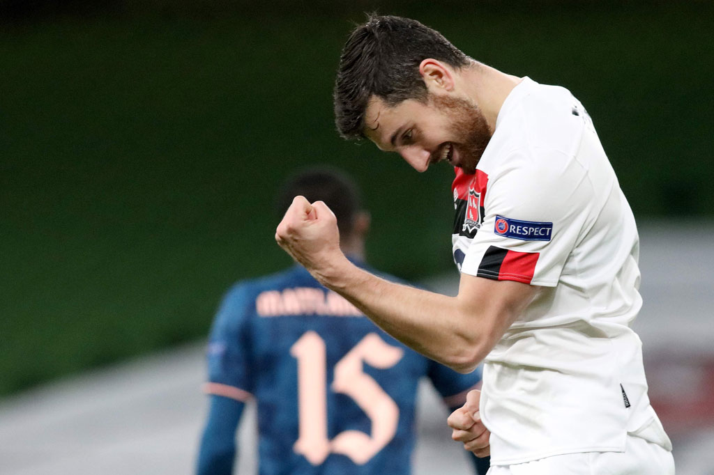 Dundalk sempat memperkecil ketertinggalan pada menit ke-22 melalui sepakan Jordan Flores. Skor 1-2 bertahan hingga turun minum.