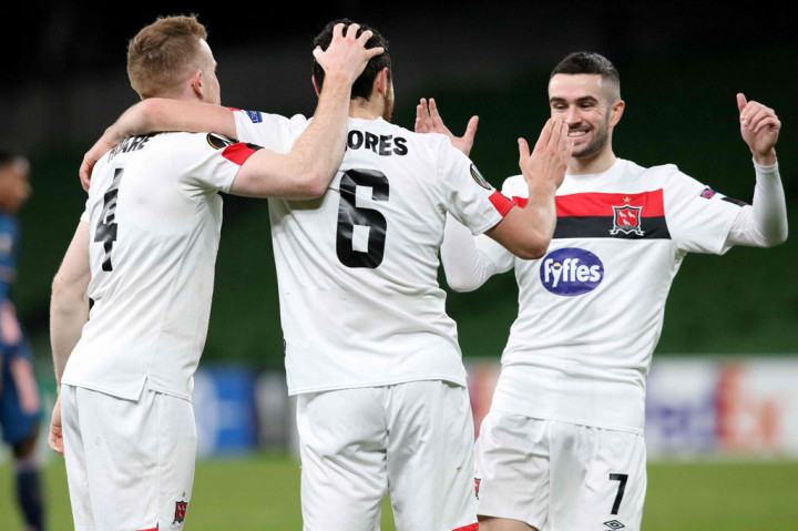 Dundalk kembali memperkecil ketertinggalan lima menit kemudian melalui sontekan Sean Hoare menyambut tendangan bebas Flores. Skor 2-4 bertahan hingga bubaran. Hasil itu membuat Arsenal jadi satu-satunya tim yang berhasil mengumpulkan 18 poin penuh dari fase grup Liga Europa.