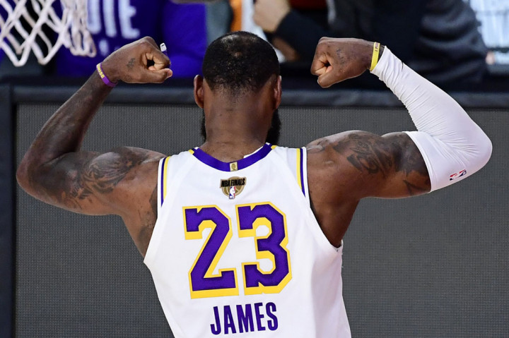 LeBron James, yang memenangkan gelar NBA bersama Los Angeles Lakers dan membentuk koalisi untuk memerangi penindasan pemilih, pada Kamis, 10 Desember 2020 waktu setempat, dinobatkan sebagai  2020 Athlete of the Year (Atlet Terbaik Tahun 2020) versi majalah Time.