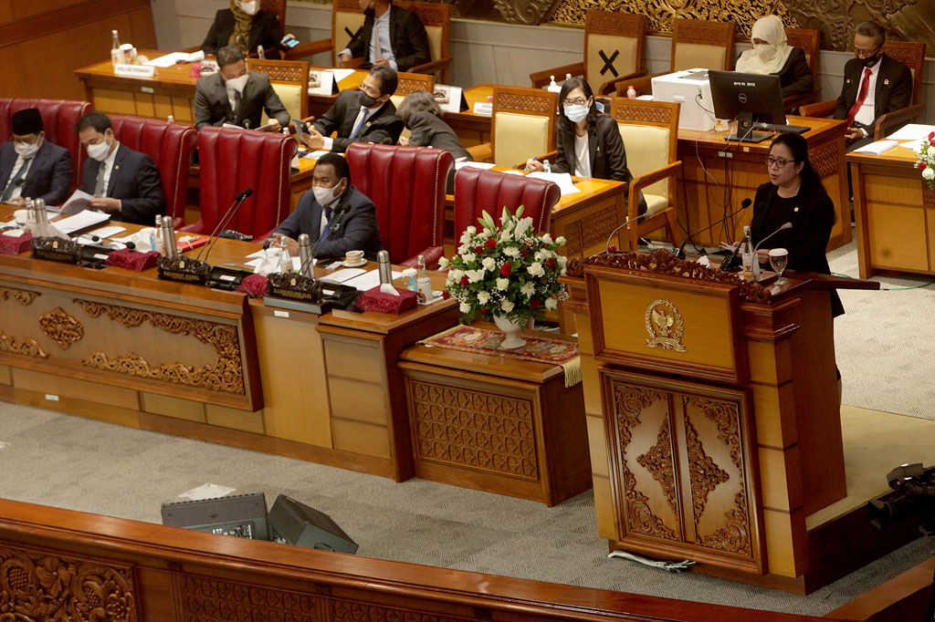 Ketua DPR Puan Maharani menyampaikan pidatonya dalam rapat paripurna penutupan masa sidang II yang digelar secara virtual maupun fisik di Gedung Nusantara II DPR, Kompleks Parlemen Senayan, Jakarta, Jumat, 11 Desember 2020.
