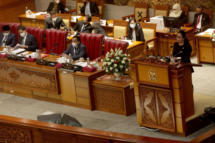 Ketua DPR Puan Maharani menyampaikan pidatonya dalam rapat paripurna penutupan masa sidang II yang digelar secara virtual maupun fisik di Gedung Nusantara II DPR, Kompleks Parlemen Senayan, Jakarta, Jumat, 11 Desember 2020.