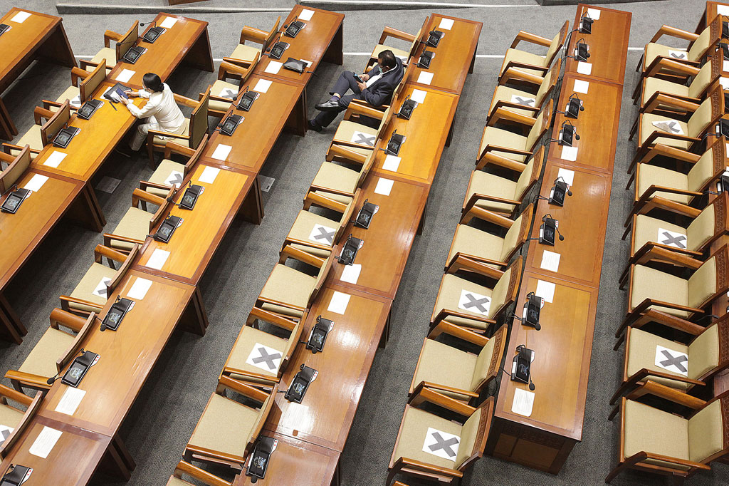 Saat Rapat Paripurna dimulai sekitar pukul 10.00 WIB, tercatat 290 anggota hadir secara virtual, 43 anggota hadir fisik, dan 25 anggota izin. 