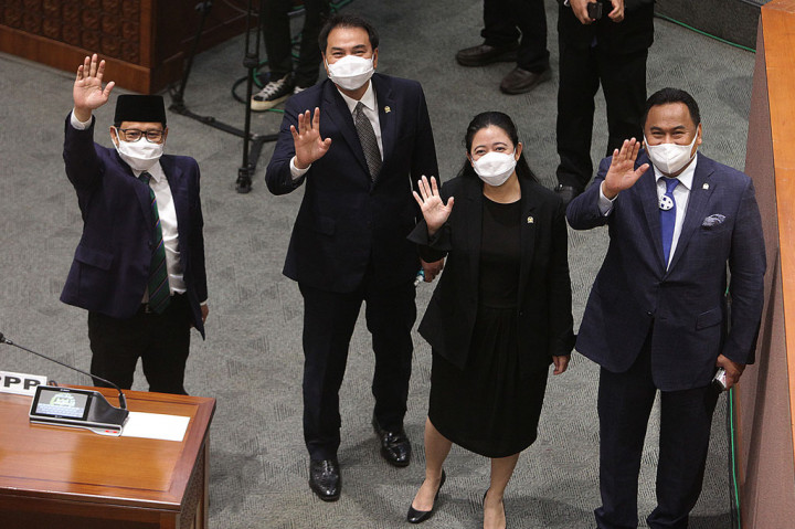 Sementara itu pimpinan DPR yang hadir adalah Puan Maharani, Azis Syamsuddin, Rachmat Gobel, dan Muhaimin Iskandar.