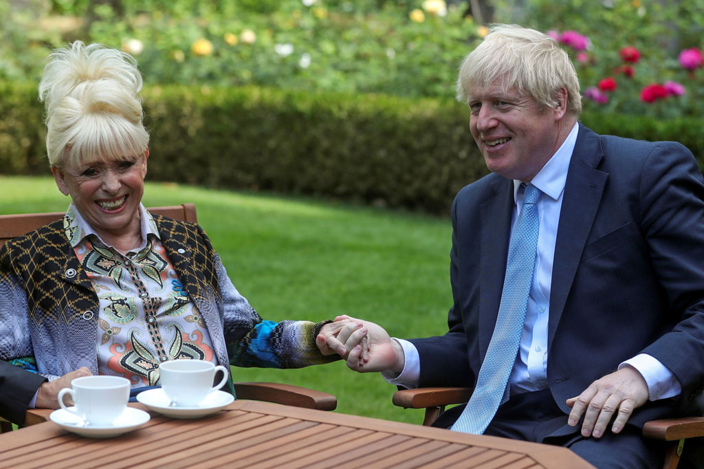 Perdana Menteri Boris Johnson memimpin penghormatan, men-tweet: 