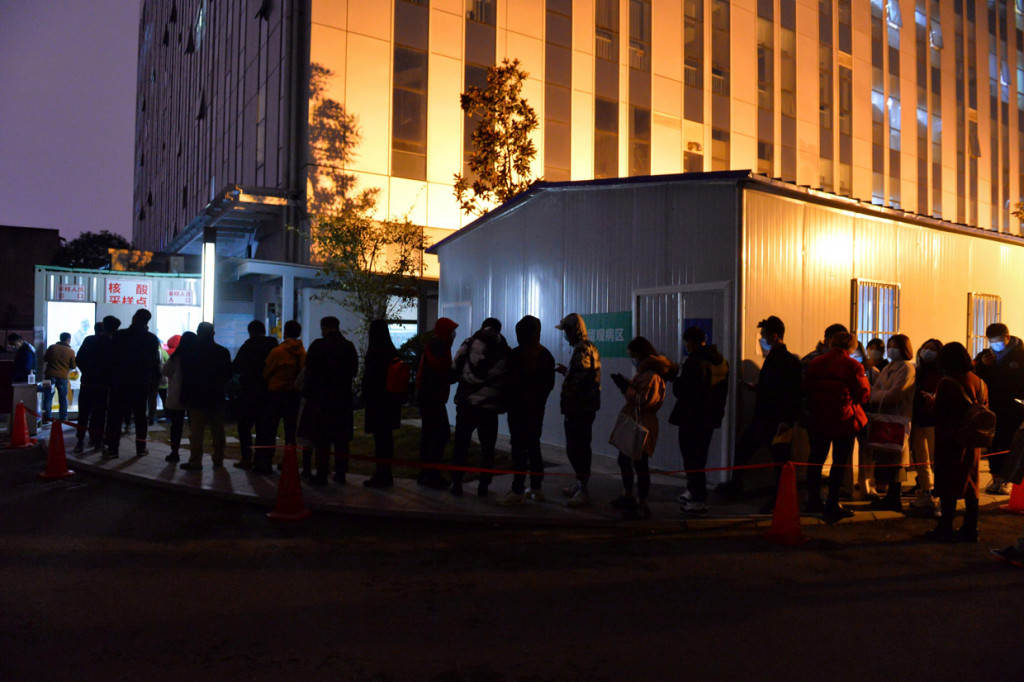 Warga mengantre untuk menjalani tes asam nukleat di Kota Chengdu di Tiongkok barat daya.