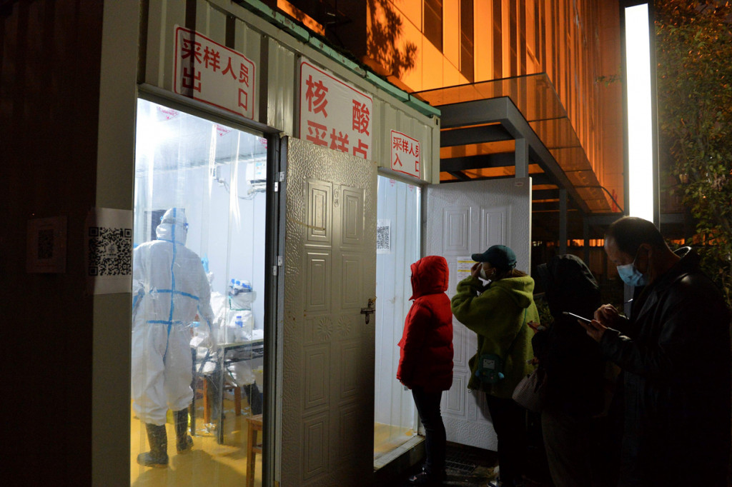 Tiongkok melakukan tes virus korona terhadap 250.200 orang setelah mendeteksi beberapa kasus baru di selatan kota Chengdu.