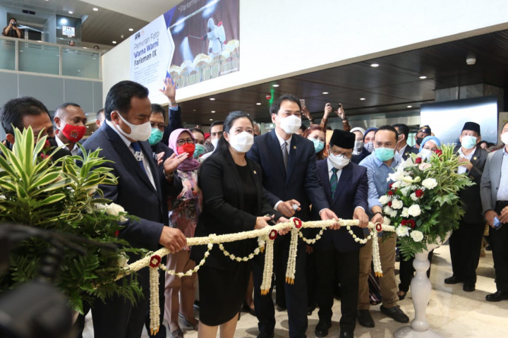 Ketua DPR Puan Maharani (kedua kanan) didampingi para Wakil Ketua antara lain Rachmat Gobel (kanan), Aziz Syamsuddin (kedua kiri) dan Muhaimin Iskandar membuka pameran foto Wartawan Foto Parlemen (WFP) ke-IX di Gedung Nusantara II DPR, Kompleks Parlemen Senayan, Jakarta.