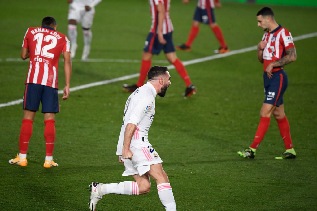 
Los Blancos memperbesar keunggulan di menit 61. Dani Carvajal yang mendapat bola buangan pemain Atletico menendang bola dari luar kotak penalti yang merobek jala Atletico.