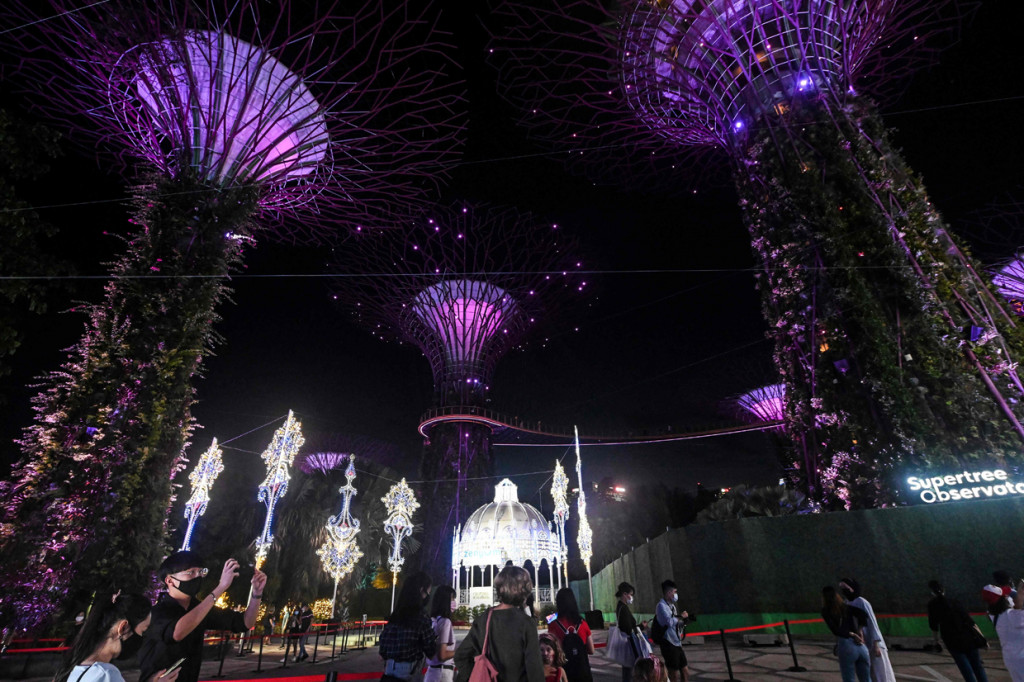 Orang-orang mengunjungi Christmas Wonderland di Gardens by the Bay, Singapura.