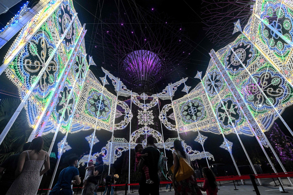 Pemandangan yang mempesona dan tontonan Natal disajikan Christmas Wonderland di Gardens by the Bay, Singapura. 