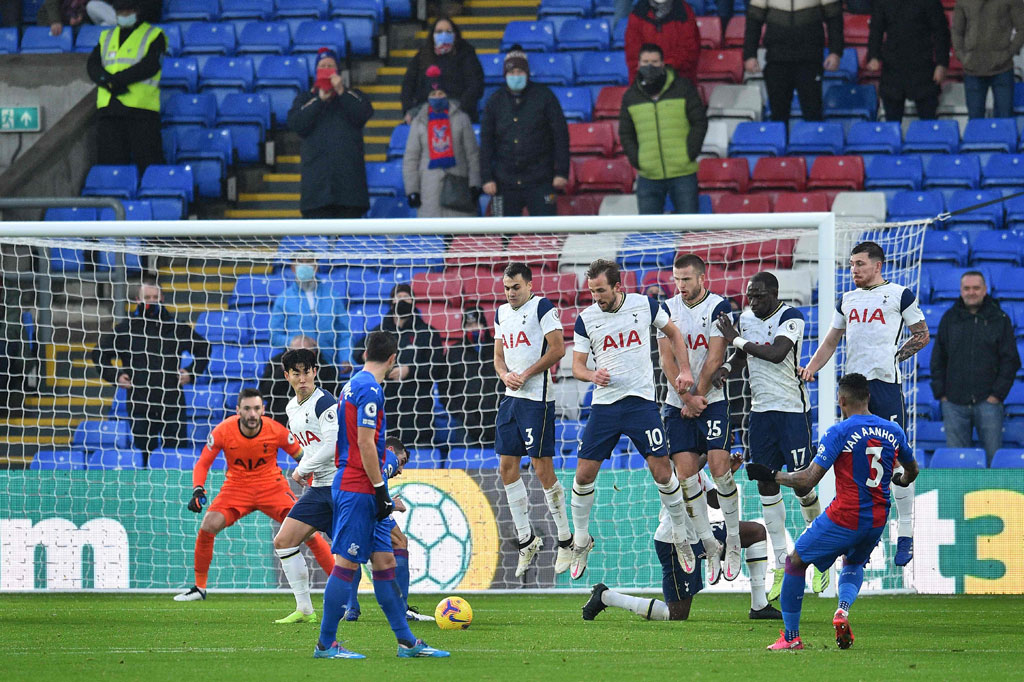 Palace menguasai jalannya babak kedua. Tetapi mereka cukup kesulitan menembus lini pertahanan Tottenham yang memang kian disiplin sejak berada di bawah kepelatihan Mourinho.