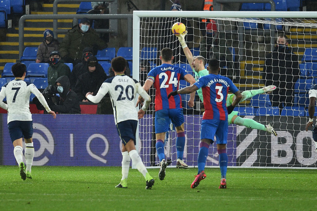 Lantas pada menit ketiga 'injury time' Guaita kembali melakukan penyelamatan gemilang demi mementahkan eksekusi tendangan bebas Eric Dier yang mengancam gawangnya. Skor imbang 1-1 bertahan hingga bubaran.