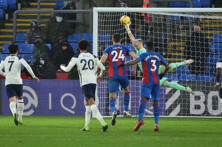 Lantas pada menit ketiga 'injury time' Guaita kembali melakukan penyelamatan gemilang demi mementahkan eksekusi tendangan bebas Eric Dier yang mengancam gawangnya. Skor imbang 1-1 bertahan hingga bubaran.