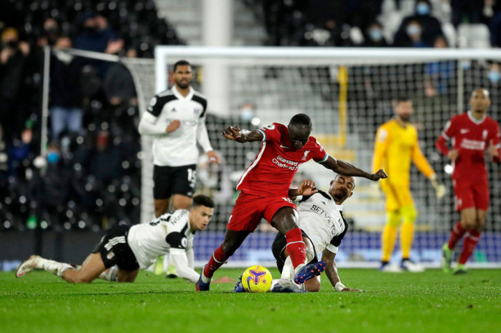 Memasuki babak kedua, Scott Parker memilih menebalkan lini pertahanan demi upaya menjaga keunggulan. Hal itu membuat Liverpool kesulitan menembus setidaknya delapan pemain di barisan belakang tuan rumah.