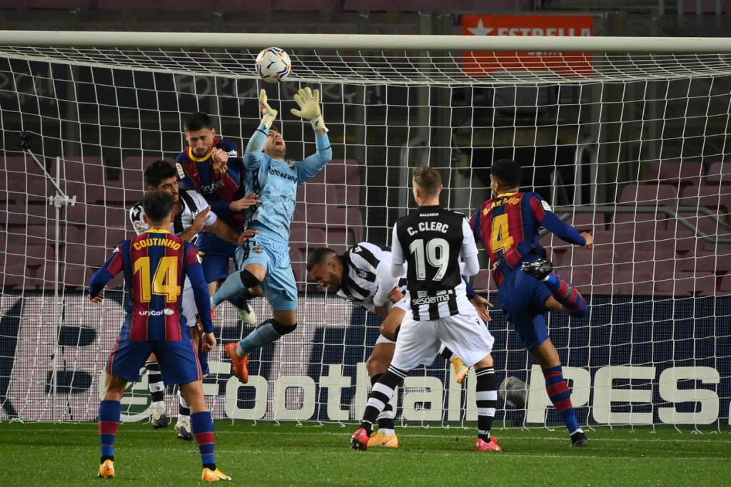 Barcelona tampil agresif dengan menciptakan 24 attempts, 13 di antaranya mengarah ke gawang.