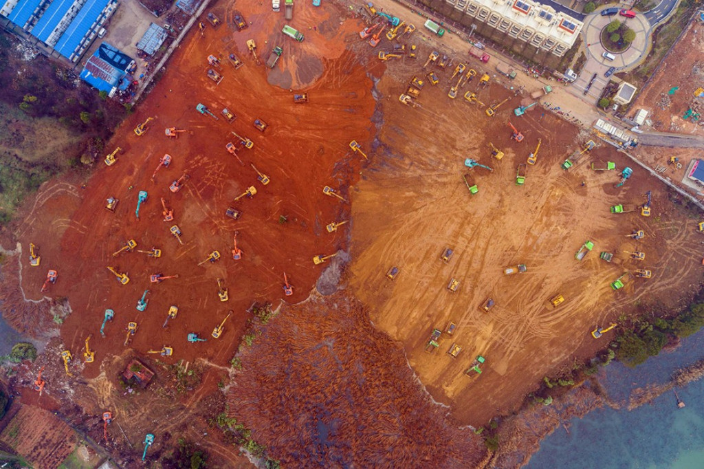  Wilayah endemis virus korona jenis baru yang menyebabkan radang paru-paru (pneumonia) berat hingga mengancam nyawa penderitanya di Provinsi Hubei, China, diperluas. Sementara pembangunan rumah sakit lapangan untuk merawat pasien wabah virus mematikan tersebut dipercepat. AFP PHOTO	
