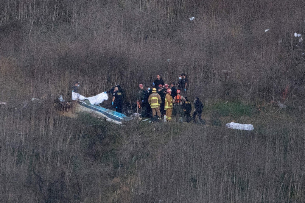 Legenda NBA dan Los Angeles (LA) Lakers Kobe Bryant dinyatakan tewas setelah helikopter yang ditumpanginya jatuh di Calabasas, California, Minggu, 26 Januari 2020, pagi waktu setempat. Selain itu, satu pilot dan tujuh penumpang lain juga tewas di tempat, termasuk putri Kobe Bryant, Gianna 'Gigi' Maria Onroe. AFP Photo/Mark Ralston