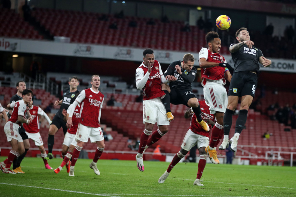 Aubameyang yang mencoba menghalau sebuah tendangan sepak pojok Burnley lewat sebuah sundulan malah memasukkan bola ke gawangnya sendiri. AFP Photo/Nick Potts