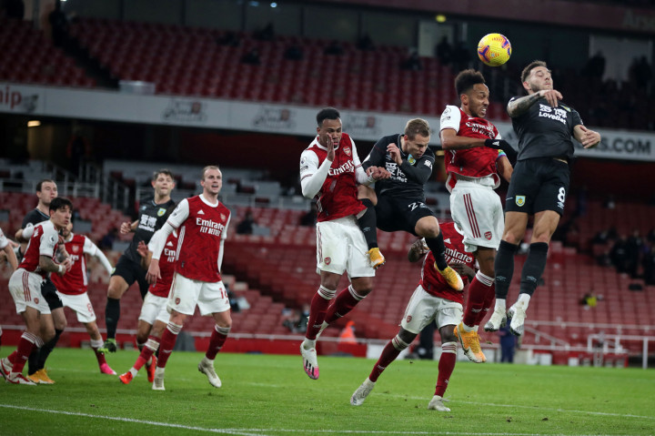 Aubameyang yang mencoba menghalau sebuah tendangan sepak pojok Burnley lewat sebuah sundulan malah memasukkan bola ke gawangnya sendiri. AFP Photo/Nick Potts