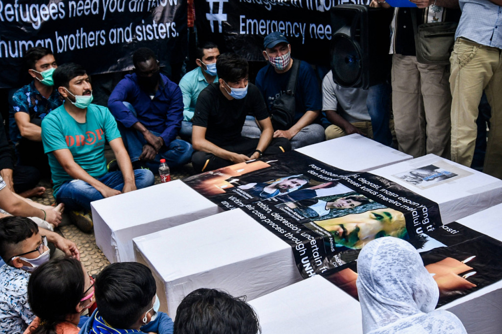 Mereka mengatakan telah kehilangan tiga pemuda pengungsi laki-laki yang bunuh diri dalam dua minggu terakhir dan total 11 pemuda dalam lima tahun terakhir karena proses pemukiman yang lama.