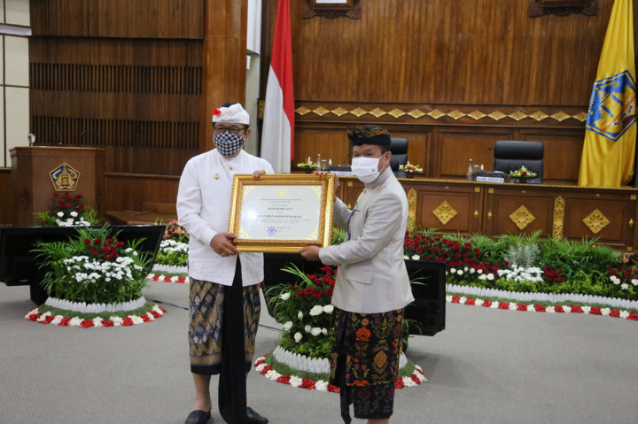 Wakil Gubernur Bali Tjokorda Oka Artha Ardhana Sukawati dan para bupati di Bali menerima penghargaan kualifikasi pelayanan publik berbasis HAM.