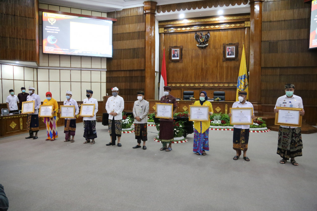 Penyerahan penghargaan tersebut dilakukan bersamaan dengan peringatan hari HAM sedunia yang jatuh tiap tanggal 10 Desember 2020 di Wisma Sabha Kantor Gubernur Bali, Renon Denpasar.
