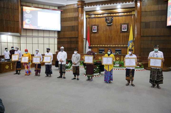 Penyerahan penghargaan tersebut dilakukan bersamaan dengan peringatan hari HAM sedunia yang jatuh tiap tanggal 10 Desember 2020 di Wisma Sabha Kantor Gubernur Bali, Renon Denpasar.