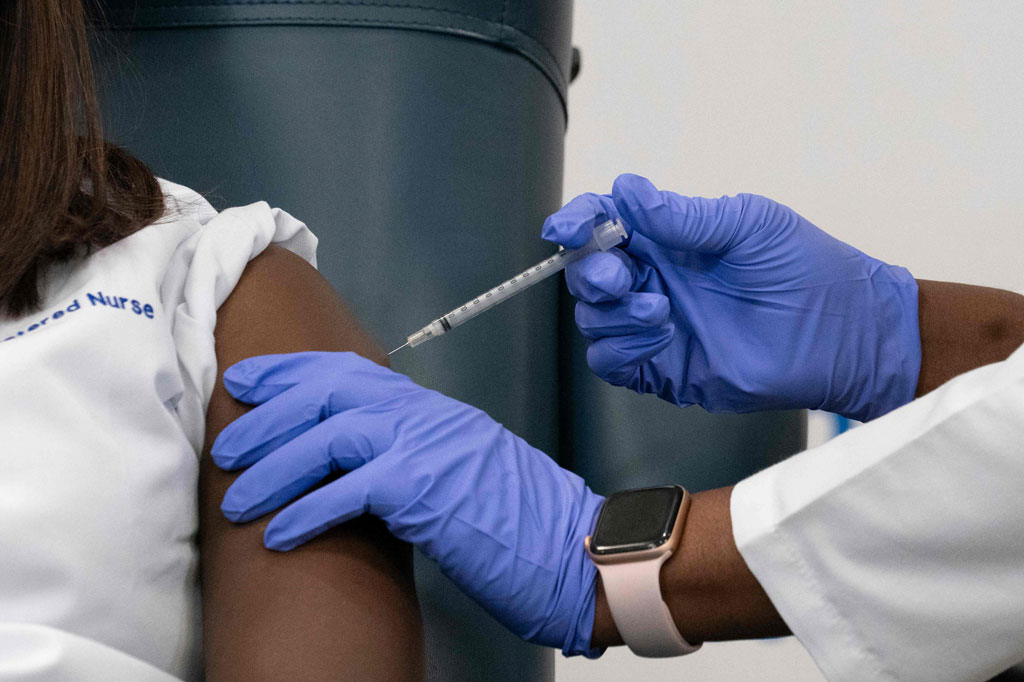 Amerika Serikat memulai vaksinasi covid-19 massal pada Senin, 14 Desember 2020 waktu setempat, dengan harapan dapat membalikkan gelombang wabah virus korona terbesar di dunia, saat jumlah kematian di negara itu mendekati 300.000.