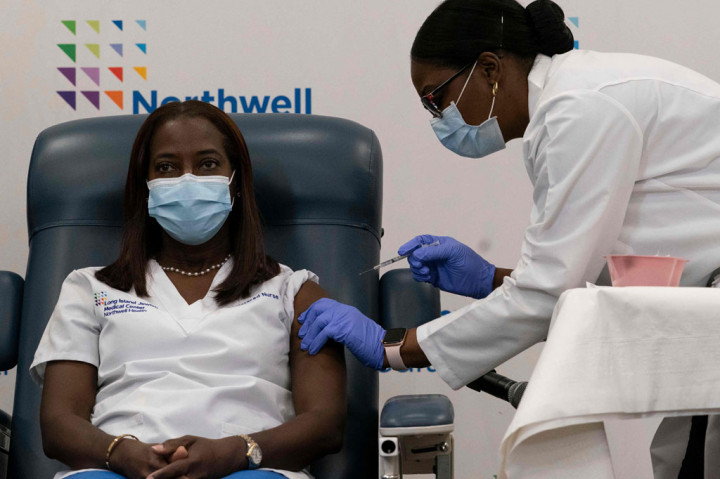 Seorang perawat di New York menjadi orang pertama di Amerika yang menerima suntikan vaksin Pfizer-BioNTech, disiarkan langsung di televisi, enam hari setelah Inggris meluncurkan kampanye vaksin Barat melawan covid-19.