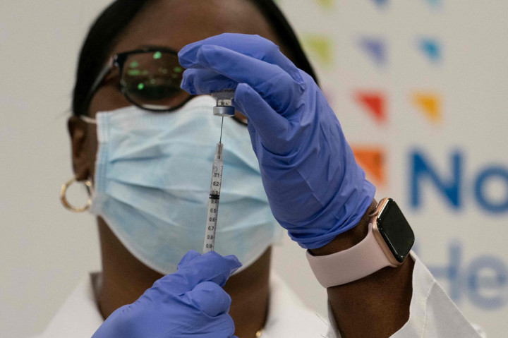 Vaksinasi awal juga dilakukan di Pennsylvania dan Ohio, sementara Kanada memberikan vaksin pertamanya kepada seorang pengasuh di Montreal. 