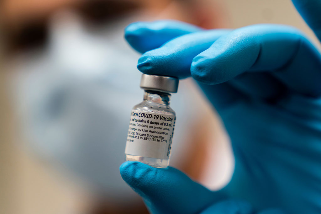 Pentagon mengumumkan pekan lalu bahwa sekretaris dan perwira tinggi militer akan divaksinasi secara sukarela dan terbuka untuk membantu menyebarkan pesan tentang keefektifan dan keamanan pengobatan.