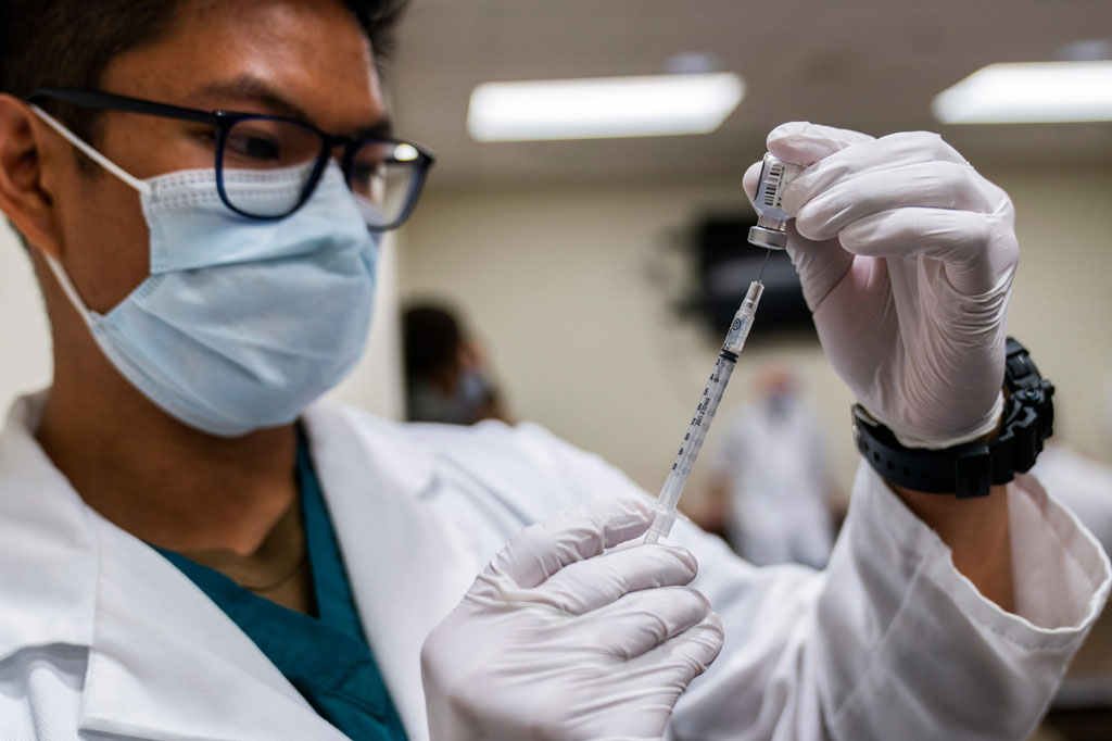 Hampir tiga juta dosis akan didistribusikan pada hari Rabu, 16 Desember 2020, dengan tujuan untuk memvaksinasi sekitar 20 juta orang AS pada akhir Desember dan 100 juta pada akhir Maret.