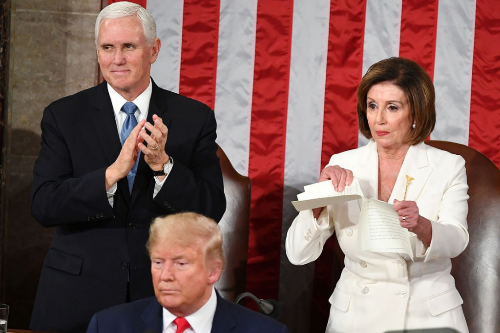 Peristiwa mengejutkan terjadi saat Presiden AS Donald Trump menyampaikan pidato kenegaraan di US Capitol, Washington, Selasa, 4 Februari 2020 malam waktu setempat. Ketua DPR AS Nancy Pelosi merobek salinan naskah pidato Trump. AFP PHOTO/Mark Wilson/Mandel Ngan/Leah Millis