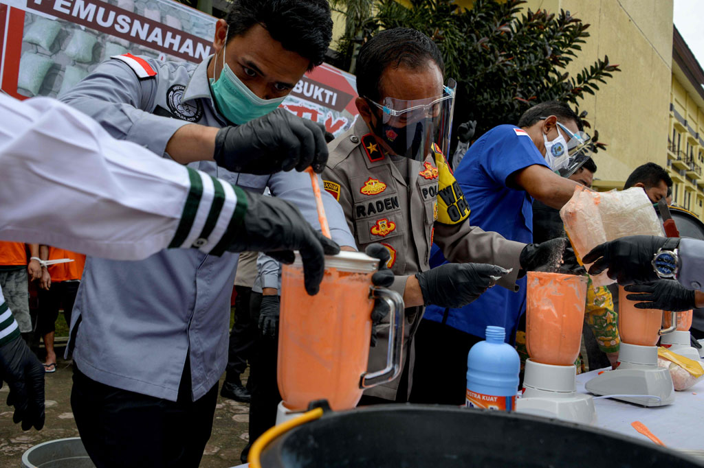 Pemusnahan pil ekstasi dilakukan dengan menghancurkan dengan blender yang dicampur cairan pembersih kamar mandi. Sedangkan sabu dimusnahkan dengan memasukkannya ke dalam mesin molen.
