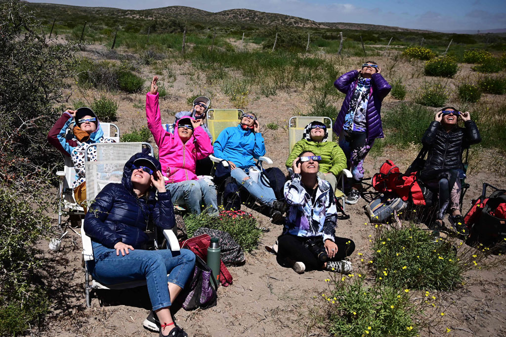 Di Patagonia Argentina, beberapa keluarga dan orang asing mendirikan kemah di antara Kota Villa El Chocon dan Piedra del Aguila dengan harapan bisa melihat gerhana.