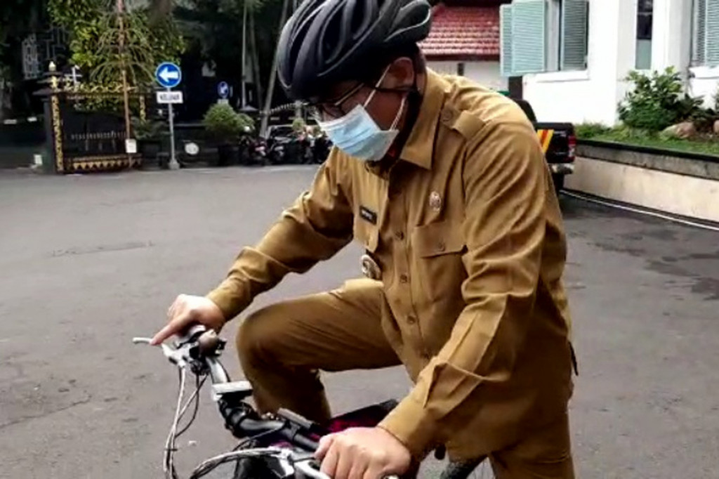 Wakil Walikota Malang, Jawa Timur, Sofyan Edi Jarwoko menjajal sepeda listrik atau e-bike.