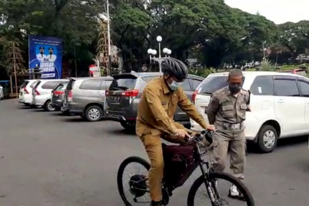 Sejumlah pelajar SMK Nasional kota Malang berhasil membuat sepeda listrik dengan sejumlah teknologi yang dibenamkan. 