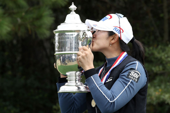 Pegolf Korea Selatan Kim A Lim mencium trofi turnamen AS Terbuka Putri yang baru saja dia raih, Senin, 14 Desember 2020 waktu setempat.