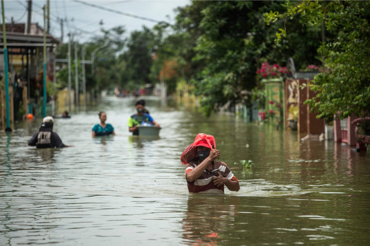 Banjir akibat meluapnya Kali Lamong di Kabupaten Gresik, Jawa Timur, terus meluas.