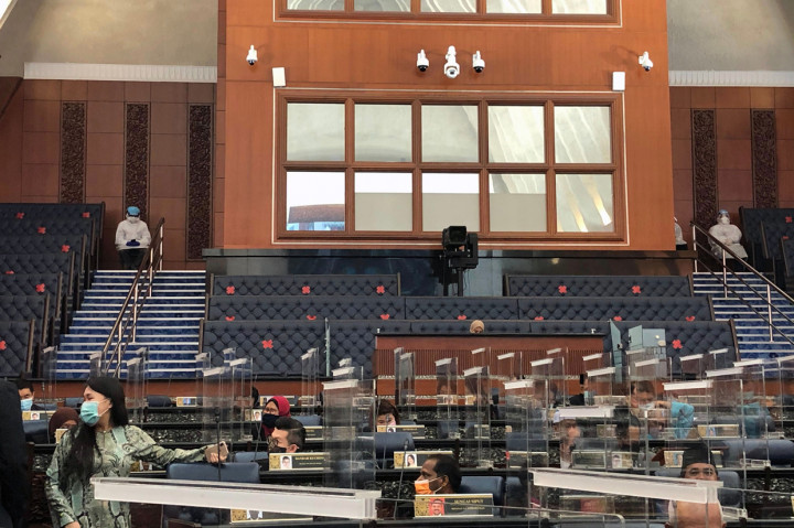 Namun otoritas setempat mengizinkan mereka ikut rapat parlemen pada Senin kemarin, khususnya saat digelar voting rencana anggaran. Kedua menteri itu datang ke parlemen dengan mengenakan pakaian pelindung, masker, pelindung wajah dan sarung tangan.