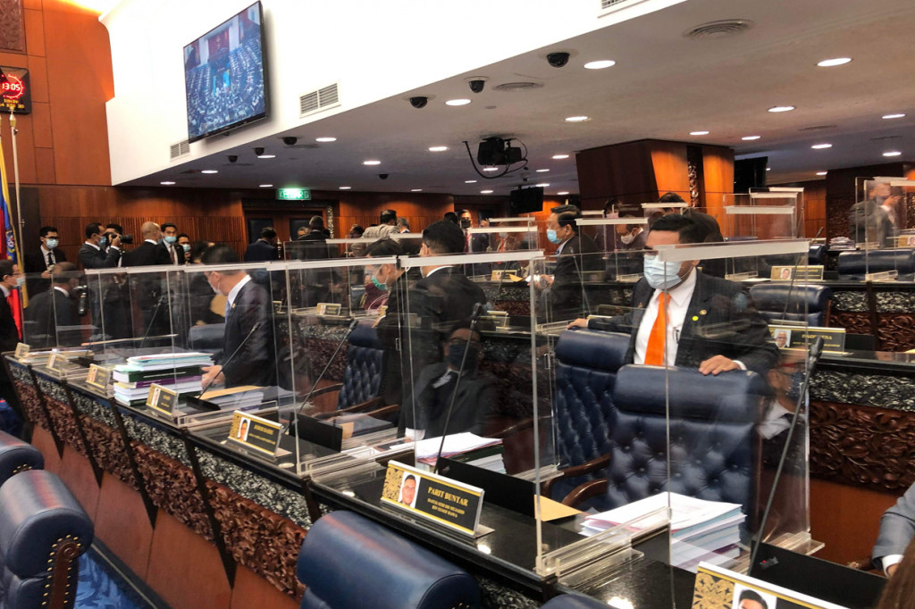 Mereka duduk di bagian terpisah dengan anggota parlemen lainnya. Namun kehadiran mereka memicu protes, khususnya dari anggota parlemen oposisi. Bahkan sempat terjadi aksi saling teriak antar anggota parlemen Malaysia di dalam ruang rapat.