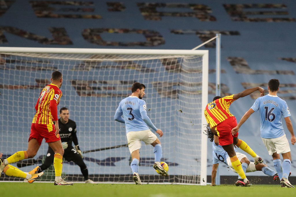 Sayangnya, keunggulan City raib dua menit jelang turun minum saat terjadi kemelut di depan gawang dalam situasi tendangan bebas West Brom dan bola disambar oleh Semi Ayaji dari luar kotak penalti.