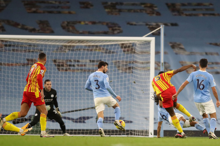 Sayangnya, keunggulan City raib dua menit jelang turun minum saat terjadi kemelut di depan gawang dalam situasi tendangan bebas West Brom dan bola disambar oleh Semi Ayaji dari luar kotak penalti.
