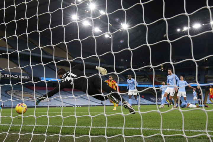 Bola sempat membentur Ruben Dias sehingga mengecoh kiper Ederson Moraes dan bersarang ke gawang tuan rumah, berakhir menjadi catatan bunuh diri bek asal Portugal tersebut.