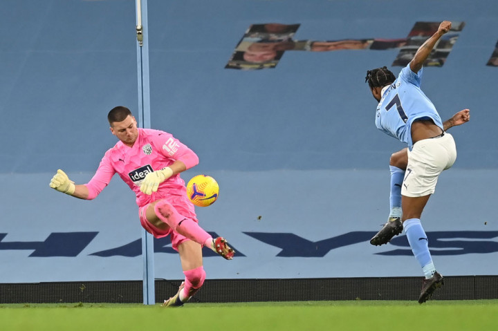 Di masa injury time kiper West Brom, Sam Johnstone melakukan dua penyelamatan krusial. Pada menit pertama injury time, dia memblok bola sundulan jarak dekat Guendogan. Tiga menit berselang kiper berusia 27 tahun itu juga menggagalkan tandukan Sterling, demi memaksakan skor imbang 1-1 bertahan hingga bubaran.