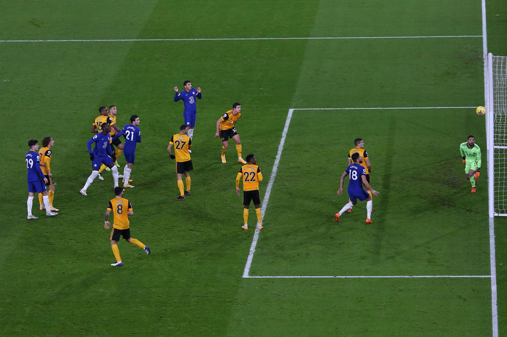 Chelsea berpeluang memimpin terlebih dahulu di penghujung babak pertama. Sayang sepakan Kurt Zouma masih membentur mistar gawang.