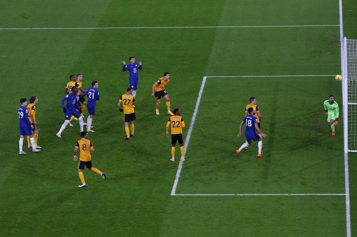 Chelsea berpeluang memimpin terlebih dahulu di penghujung babak pertama. Sayang sepakan Kurt Zouma masih membentur mistar gawang.